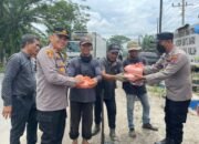 Jumat Berkah, Kapolsek Lima Puluh Bagi Beras dan Nasi Kotak