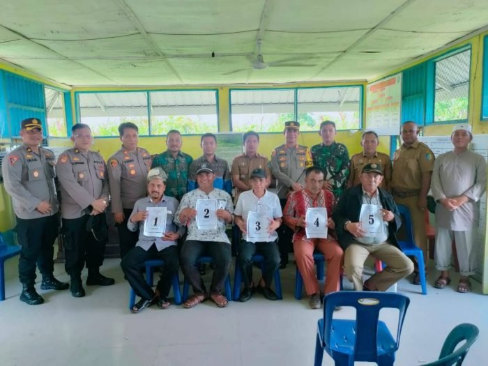 Kapolres Batu Bara, AKBP Jose Fernandes, bersama PJU, poto bersama dengan Cakades Indrayaman, Kec. Talawi, usai penetapan dan pencabutan nomor urut. (Poto : Humas)