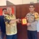 Ketua Koptan Rukun Sari, Ali Efendi, saat menyerahkan plakat penghargaan kepada Kapolres Batu Bara, AKBP Jose Fernandes didampingi Kasat Reskrim, AKP Jhon Tarigan. (Poto : Sholeh Pelka)