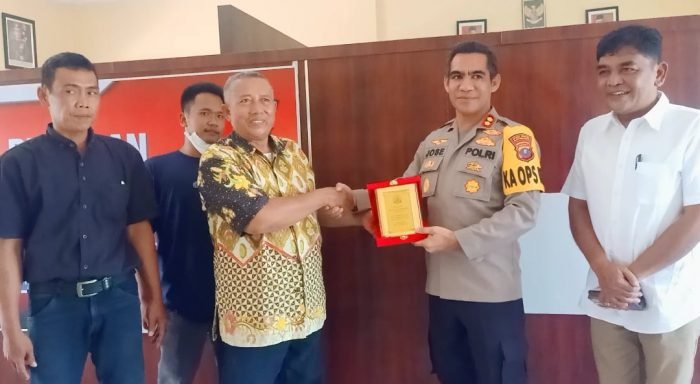 Ketua Koptan Rukun Sari, Ali Efendi, saat menyerahkan plakat penghargaan kepada Kapolres Batu Bara, AKBP Jose Fernandes didampingi Kasat Reskrim, AKP Jhon Tarigan. (Poto : Sholeh Pelka)