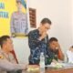 Ketua Panitia Pilkades Tanah Merah Ahmad Setia Bakti, saat memaparkan hasil penilaian panitia, di Aula Balai Desa Tanah Merah. (Poto : Sholeh Pelka)