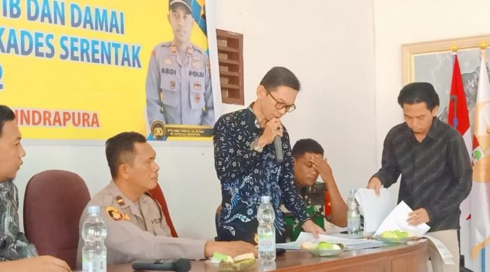 Ketua Panitia Pilkades Tanah Merah Ahmad Setia Bakti, saat memaparkan hasil penilaian panitia, di Aula Balai Desa Tanah Merah. (Poto : Sholeh Pelka)