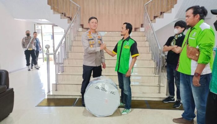 Kombes Pol Valentino Berikan Alat Drum Band ke Suporter PSMS Medan