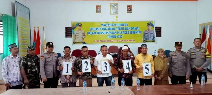 Lima orang Cakades Tanah Merah usai pencabutan nomor urut bersama Kapolsek Indrapura, Iptu Abdi Tansar di Aula Kantor Desa Tanah Merah. (Poto : Humas)