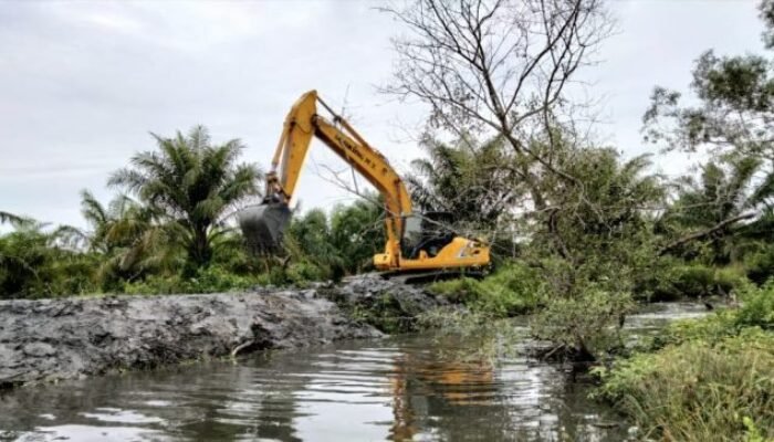PT. Multimas Nabati Asahan Turunkan Excavator Normalisasi Parit Desa Medang