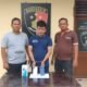 Pelaku pencurian hp, Tulus Pakpahan (tengah), bersama barang bukti 1 unit hp Vivo 12s, diamankan Polsek Medang Deras. (Poto : Humas)