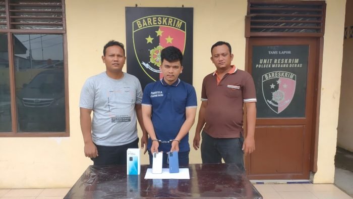 Pelaku pencurian hp, Tulus Pakpahan (tengah), bersama barang bukti 1 unit hp Vivo 12s, diamankan Polsek Medang Deras. (Poto : Humas)