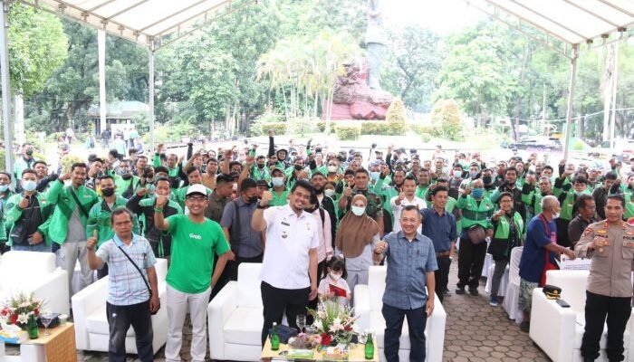 Pemko Medan Serahkan Bantuan ke Pengemudi Ojol, Betor, dan Angkot