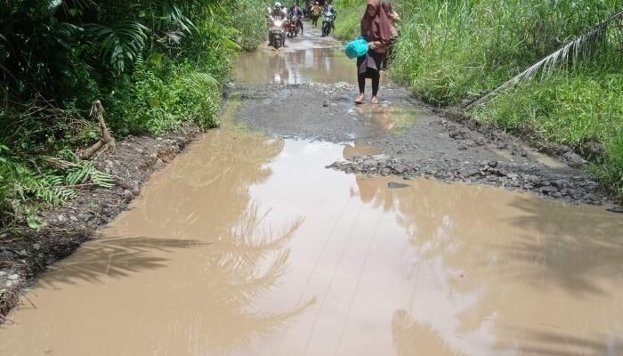 Pengendara Sepmor Tantang Bupati Tapsel Lewati Jalur Simpang Baringin Kelurahan Sangkunur