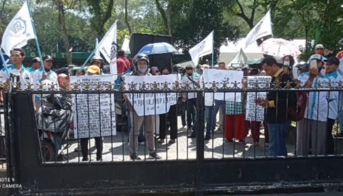 Personel Polrestabes Medan Kawal Unjuk Rasa SBNI di PN Medan