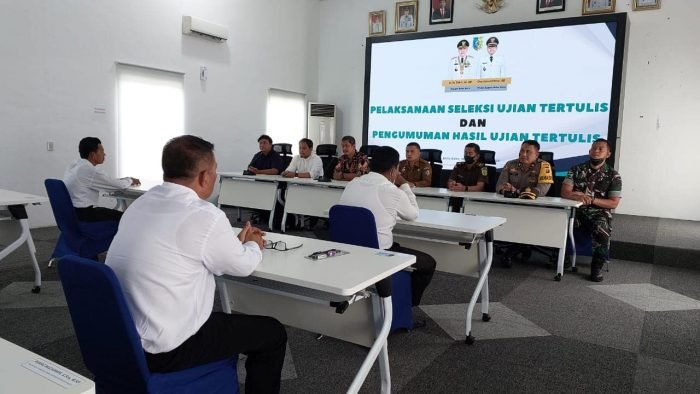 Peserta Cakades saat mendapat arahan dari panitia dan pihak Kepolisian Polres Batu Bara. ( Poto : Sholeh Pelka)