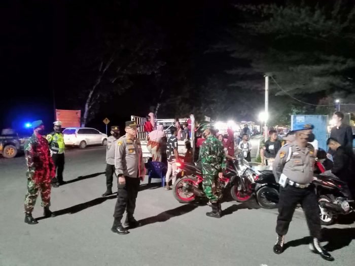 Tim gabungan saat melakukan Patroli skala besar di lokasi mangkal para remaja yang mengendarai sepeda motor di sekitar Taman Lima Puluh, dipimpin oleh AKP Rusdi.