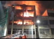 Toko Sepeda Sahabat di Simpang Jalan Pandu Medan Terbakar