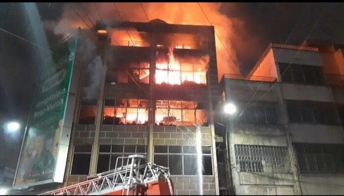 Toko Sepeda Sahabat di Simpang Jalan Pandu Medan Terbakar