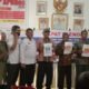 Wakapolsek Indrapura, Iptu A Sitorus, bersama Cakades Limau Sundai usai pencabutan nomor urut di Aula Kantor Desa Limau Sundai, Air Putih. (Poto : Humas)