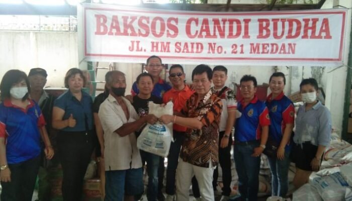 Vihara Candi Buddha Bagikan Sembako pada Warga Kurang Mampu di Medan