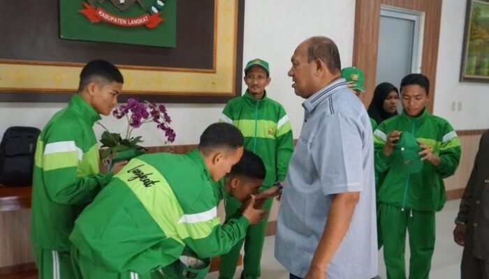 Plt Bupati Langkat Lepas Keberangkatan 6 Santri Mengikuti Pospenas di Solo