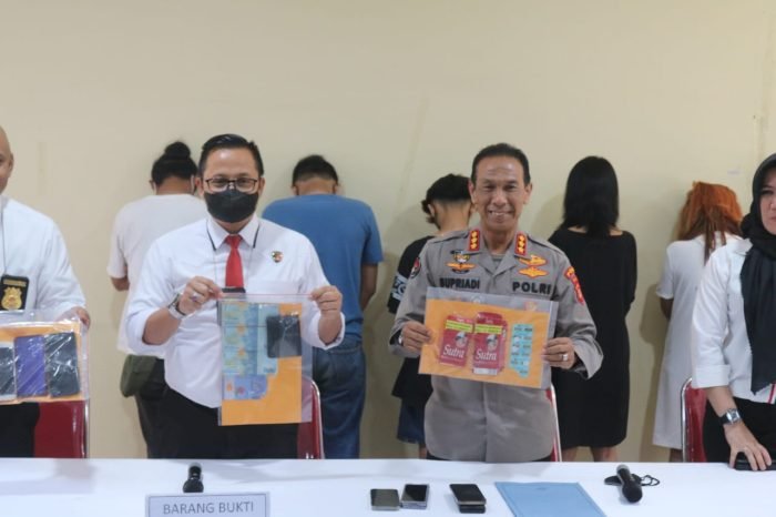 Direktur Reserse Kriminal Umum (Dirreskrimum) Polda Sumsel Kombes Pol Muhamad Anwar Reksowidjojo, S.H., S.I.K bersama Kabidhumas Polda Sumsel Kombes Pol. Drs. Supriadi, M.M, dampingi oleh Kasubdit lV Renakta Kompol Tri Wahyudi saat menunjukan barang bukti, Senin (21/11/2022). (Foto : Ist).