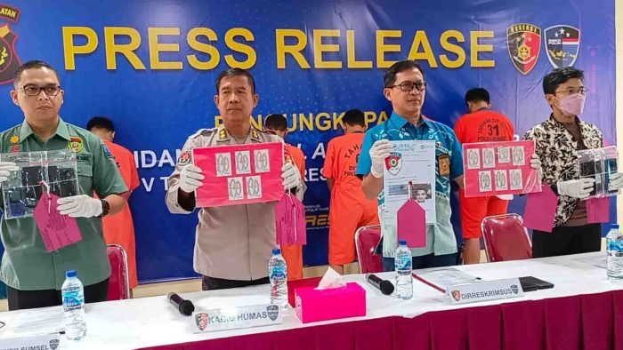 Ditreskrimsus Poda Sumsel saat tunjukan barang bukti, Jum'at (25/11/2022). (Foto : Ist).