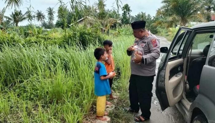 Tidak Hanya Rajin Sedekah, AKP Mhd Syafii Sering Mengajak Anak-anak Salat