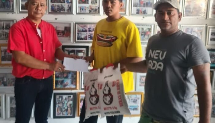 Ketua Pewarta Beri Beras dan Uang Santunan Duka Kepada Warga Jalan Langgar