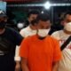 Pemalak (kaos orange) saat di giring di Polrestabes Medan, Senin (21112022). (Foto Ist).