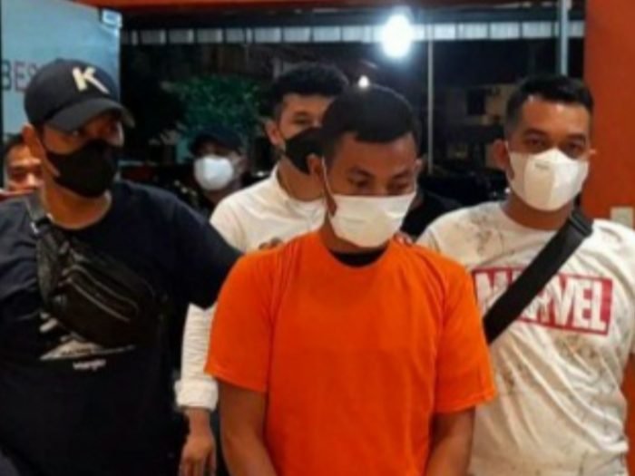 Pemalak (kaos orange) saat di giring di Polrestabes Medan, Senin (21112022). (Foto Ist).