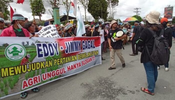 Petani Dairi Kepung Kantor DPRD dan Bupati 