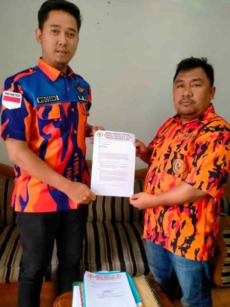 Sekjen DPW PP 59 Sumut saat serahkan surat ke Kepala Sekretariat DPP PP 59 Indonesia, Kamis (24/11/2022).