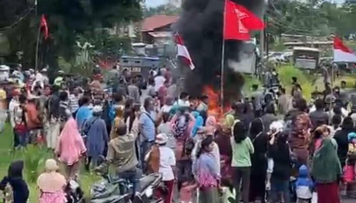 Jalur Medan-Berastagi Macet Total Akibat Warga Sibolangit Unjuk Rasa Blokade Jalan