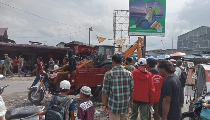 Polisi dan Satpol PP Tertibkan Pedagang Pajak Gambir Tembung&nbsp;