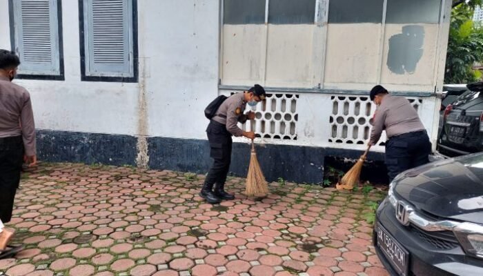Wakasat Samapta Polrestabes Medan Pimpin Bersihkan Masjid Ashfiyah