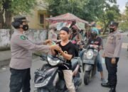 Personel Polrestabes Medan Bagikan Masker ke Pengguna Jalan