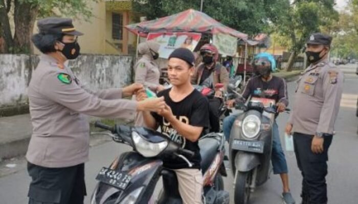 Personel Polrestabes Medan Bagikan Masker ke Pengguna Jalan
