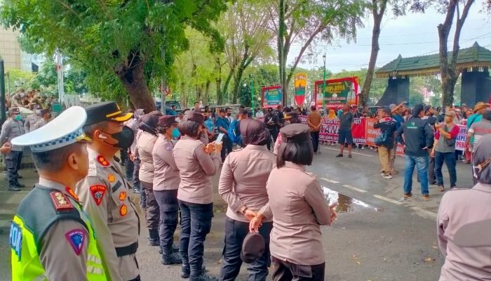 Polrestabes Medan Kawal Unjuk Rasa MTBB di DPRD Sumut