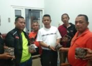 Ketua Pewarta bagi Oleh-oleh Pisang Sale pada Pengurus dan Anggota
