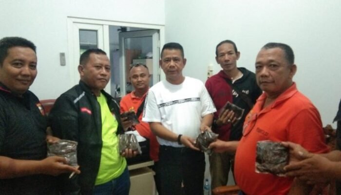 Ketua Pewarta bagi Oleh-oleh Pisang Sale pada Pengurus dan Anggota