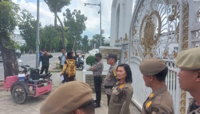 Personel Polrestabes Medan Kawal Unjuk Rasa Marga Su di Kantor Gubernur