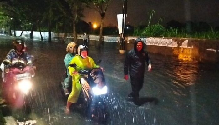 Wakapolrestabes Medan dan Seluruh Kapolsek Evakuasi Warga Terjebak Banjir