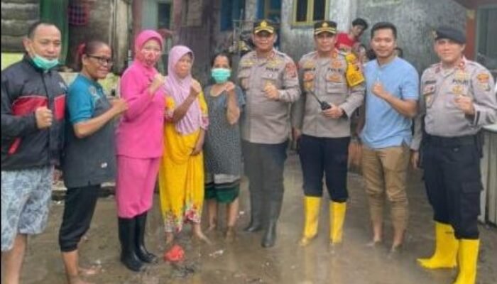 Personel Polrestabes Medan Siaga di Daerah Rawan Banjir