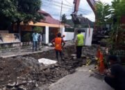 Hendra DS Kecewa Pemborong Biarkan Tumpukan Tanah Bekas Galian Parit di Badan Jalan