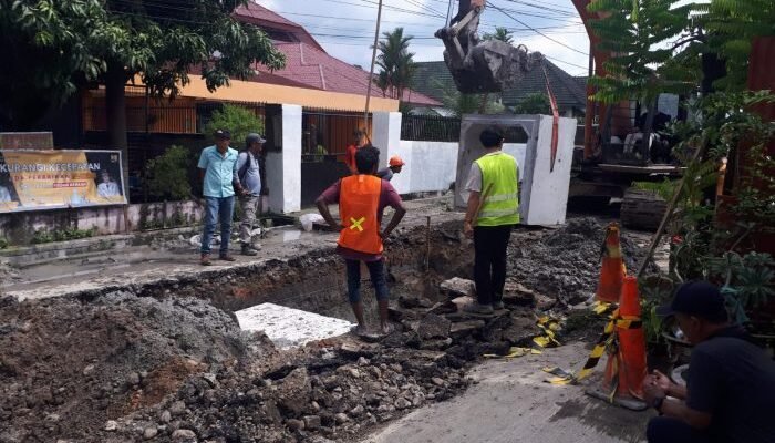 Hendra DS Kecewa Pemborong Biarkan Tumpukan Tanah Bekas Galian Parit di Badan Jalan