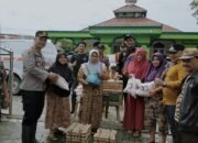 Kapolsek Percut Sei Tuan Bersama Muspika Serahkan Bantuan Korban Banjir