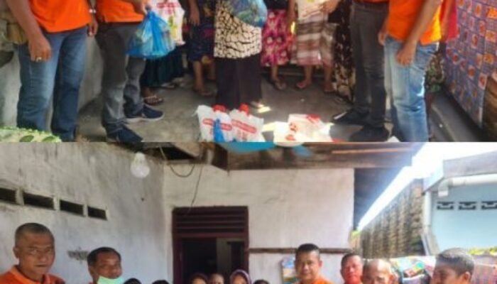 Ketua Pewarta Bagikan Sembako ke Warga Menteng Raya