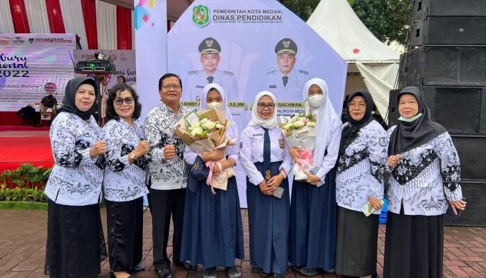 Kepala UPT SMPN 7 Bersama Guru dan Ratusan Siswanya Ikuti Upacara Hari Guru Nasional