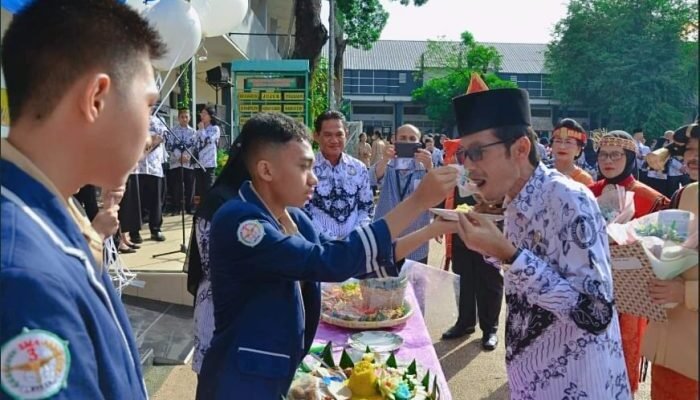 SMAN 3 Medan Gelar Upacara dan Pemotongan Nasi Tumpeng Syukuran Hari Guru Nasional