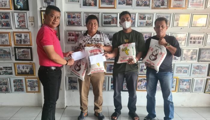 Ketua Pewarta Serakan Bantuan Kepada 2 Warga yang Berdukacita