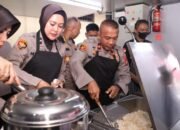 Luar Biasa! Wakapolda Sumsel Masak Nasi Goreng untuk 200 Porsi