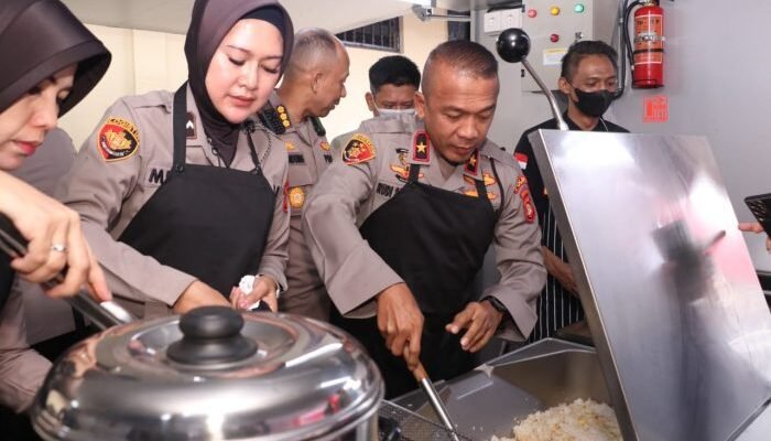 Luar Biasa! Wakapolda Sumsel Masak Nasi Goreng untuk 200 Porsi