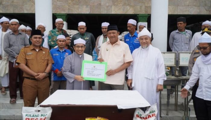 Peringatan HAUL Tuan Guru ke-99, Plt Bupati Langkat Serahkan 2 Ekor Sapi 